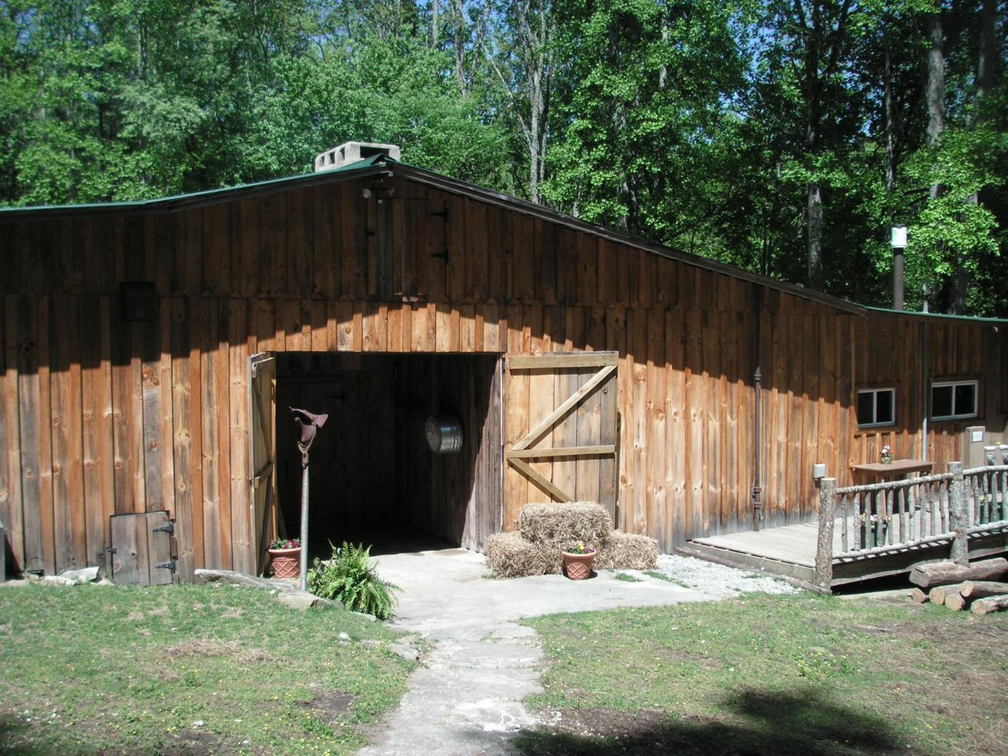Arrowmont Stables & Cabins Cullowhee Екстер'єр фото